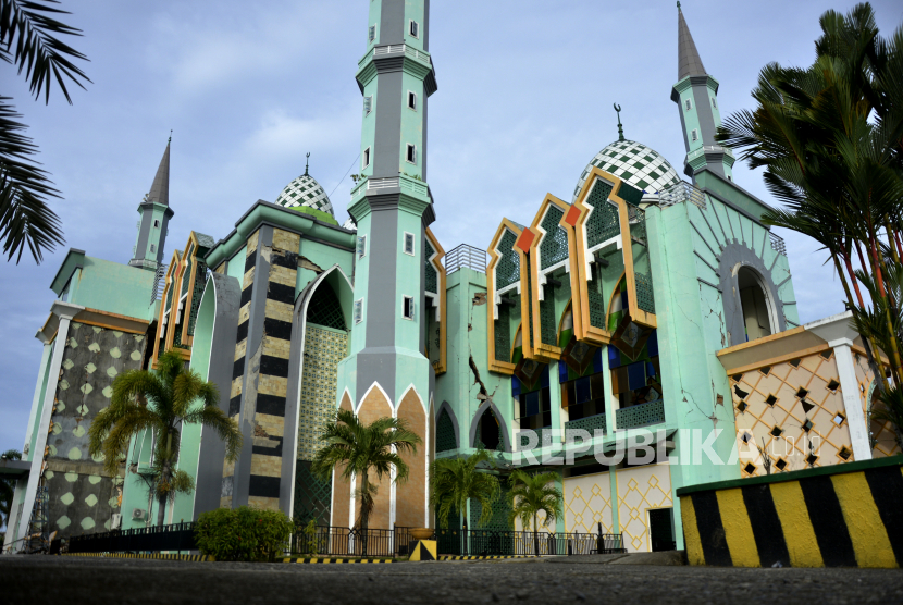 Kondisi bangunan Masjid Syuhada pascabencana gempa bumi di Kabupaten Mamuju, Sulawesi Barat, Selasa (19/1/2021). Sejumlah tempat ibadah rusak berat akibat gempa bumi berkekuatan magnitudo 6,2 di Sulawesi Barat.