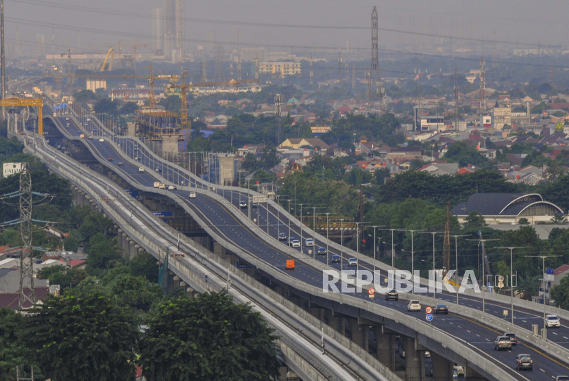 Sejumlah kendaraan melintasi jalan tol layang (elevated) Jakarta-Cikampek II di Bekasi, Jawa Barat, Rabu (22/4/2020). Direktorat Lalu Lintas (Dirlantas) Polda Metro Jaya berencana menutup jalan tol layang Jakarta-Cikampek II pada tanggal (24/4/2020) Jum