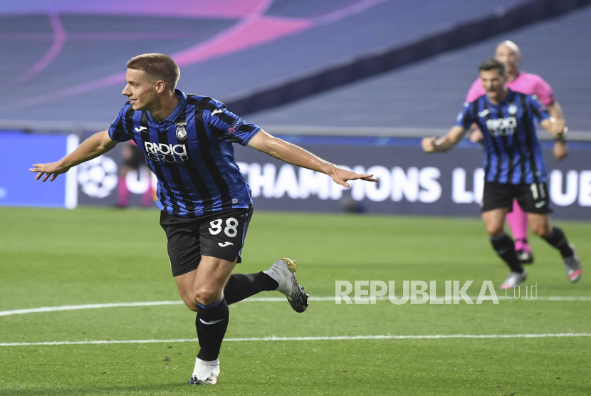  Mario Pasalic dari Atalanta merayakan gol pembuka selama pertandingan perempat final Liga Champions UEFA antara Atalanta dan Paris Saint-Germain di Lisbon, Portugal 12 Agustus 2020.