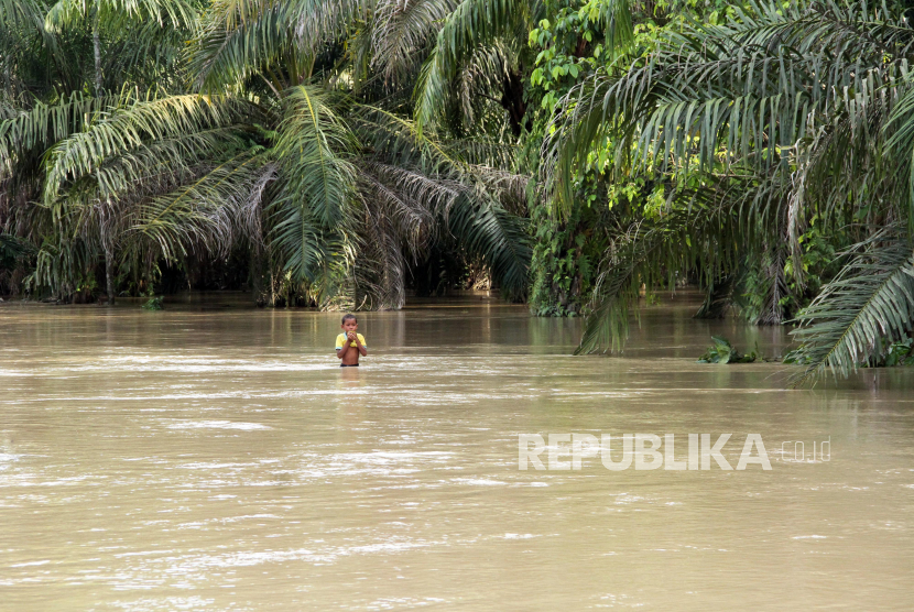 Seorang anak menerobos keluar dari banjir yang merendam Desa Hagu, Matangkuli, Aceh Utara, Aceh, Senin (18/5/2020). Banjir yang disebabkan luapan sungai Pirak, Kreuto dan Krueng Haji setelah diguyur hujan dalam beberapa hari terakhir menyebabkan ribuan rumah warga di lima kecamatan di Aceh Utara terendam banjir