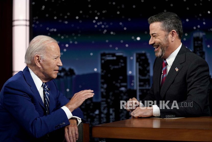 Jimmy Kimmel (kanan). Program talkshow Jimmy Kimmel Live! resmi ditangguhkan tanpa batas waktu oleh stasiun televisi ABC pada Rabu (17/9/2025). 