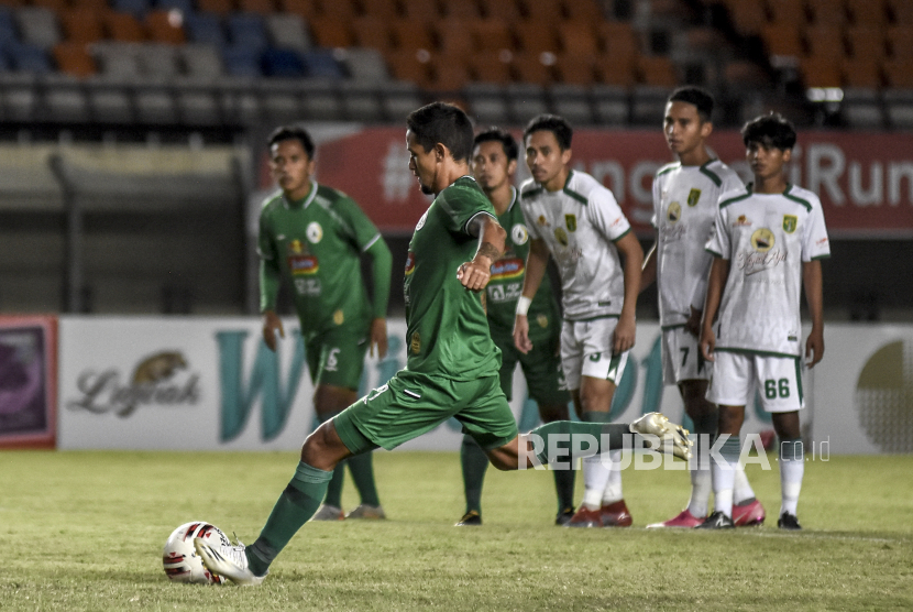 Penyerang PSS Sleman Irfan Haarys Bachdim melepaskan tendangan pinalti dalam pertandingan lanjutan Grup C Piala Menpora 2021 di Stadion Si Jalak Harupat, Kabupaten Bandung, Rabu (7/4). Dalam pertandingan tersebut PSS Sleman berhasil mengalahkan Persebaya Surabaya dengan skor 1-0. 