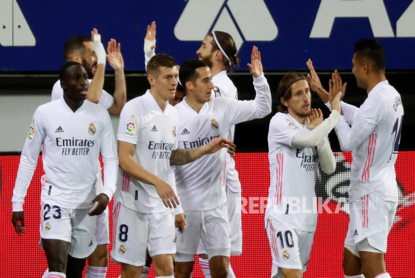  Striker Real Madrid Karim Benzema (2-L) merayakan bersama rekan-rekan setimnya setelah mencetak keunggulan 0-1 pada  LaLiga Spanyol antara SD Eibar dan Real Madrid yang diadakan di Stadion Ipurua di Eibar, Spanyol,  Ahad (20/12/2020).