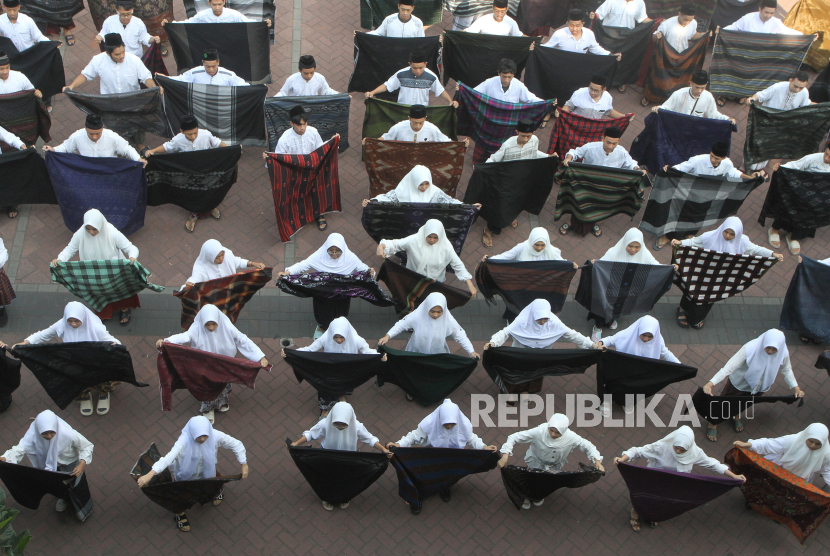 A number of students performed Sarung Dance during the 9th National Santri Day Memorial at Madrasah Aliyah Negeri (MAN) 1, Malang, East Java, Friday (20/10/2023). The Santri Day commemoration, which carries the theme of Jihad Santri Jayaan Negeri, is filled with various performances, including choreographic acts, dance, hadrah art and flashmob.