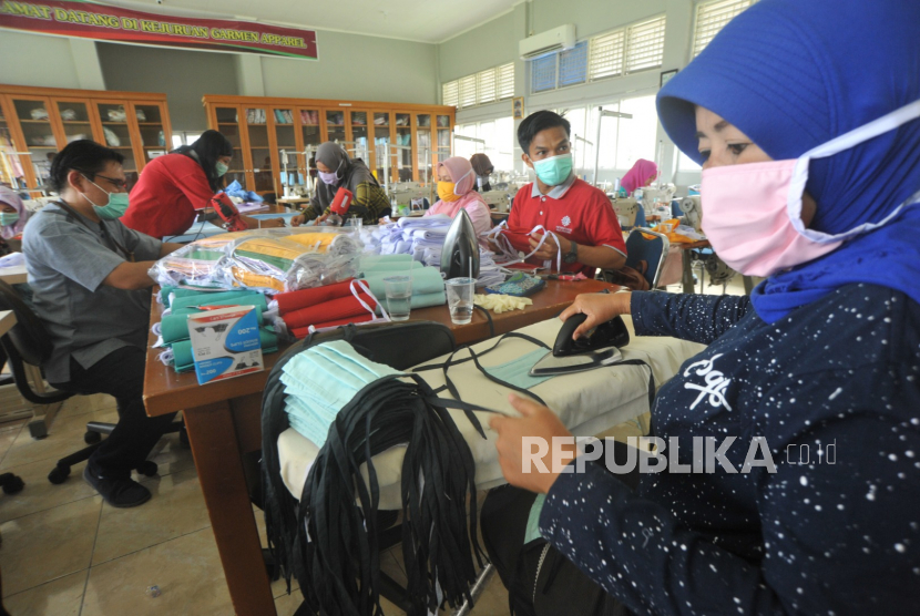 Sejumlah alumni mengerjakan pembuatan masker di Balai Latihan Kerja (BLK) Padang, Sumatera Barat, Jumat (27/2/2020). BLK Padang Padang bersama BLK binaannya sudah memproduksi 12 ribu helai masker, dengan target 24 ribu helai untuk memenuhi kebutuhan medis dan petugas garda depan penanggulangan COVID-19 di provinsi itu