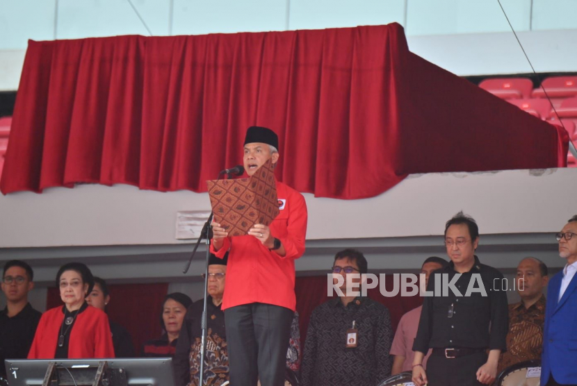 Bakal calon presiden (capres) PDIP, Ganjar Pranowo membacakan naskah Dedication of Life milik Soekarno pada puncak peringatan Bulan Bung Karno, Jakarta Pusat, Sabtu (24/6/2023). 