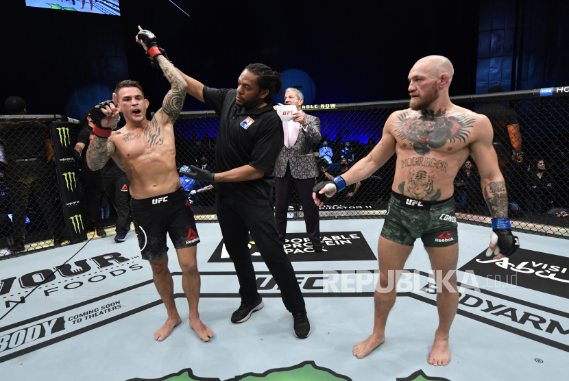 Dustin Poirier bereaksi setelah kemenangan KO atas Conor McGregor dari Irlandia dalam pertarungan ringan selama acara UFC 257 di dalam Etihad Arena di UFC Fight Island.