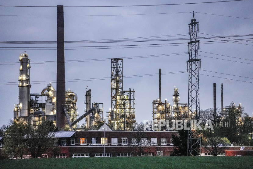 Sebuah taman kimia Shell menyala di Wesseling, dekat Cologne, Jerman, Rabu, 6 April 2022. Sebuah studi yang diterbitkan oleh Institut Ekonomi Jerman (IW) pada Kamis (11/8/2022), menunjukkan bahwa berbagai krisis seperti pandemi Covid-19 dan konflik Rusia-Ukraina telah meningkatkan risiko resesi di Eropa.