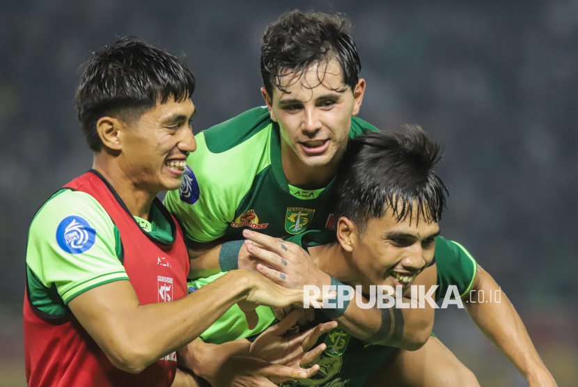 Pesepak bola Persebaya Surabaya Rizky Dwi Pangestu (kanan) berselebrasi bersama rekan setimnya Bruno Moreira (tengah) dan Riswan Lauhim (kiri) usai mencetak gol ke gawang Persib Bandung pada pertandingan BRI Liga 1 di Stadion Gelora Bung Tomo, Surabaya, Jawa Timur, Sabtu (1/3/2025). Persebaya Surabaya mengalahkan Persib Bandung dengan skor 4-1. 