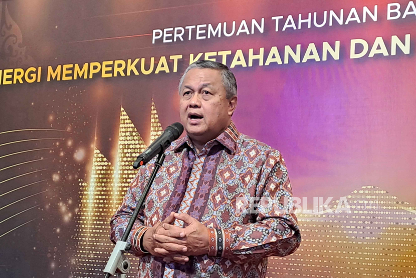 Gubernur Bank Indonesia Perry Warjiyo menyampaikan press statement mengenai kondisi ekonomi Indonesia saat menghadiri Pertemuan Tahunan Bank Indonesia di Gedung BI, Rabu (29/11/2023) malam. 