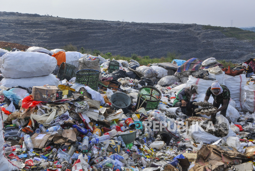 Pemulung memungut sampah di Tempat Pembuangan Sampah Terpadu (TPST) Bantargebang, Bekasi, Jawa Barat.