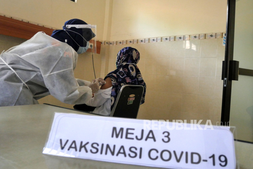 Petugas menyuntik vaksin Covid-19 tenaga kesehatan (Nakes) di Puskesmas Pandak I, Bantul, Yogyakarta, Rabu (3/2).