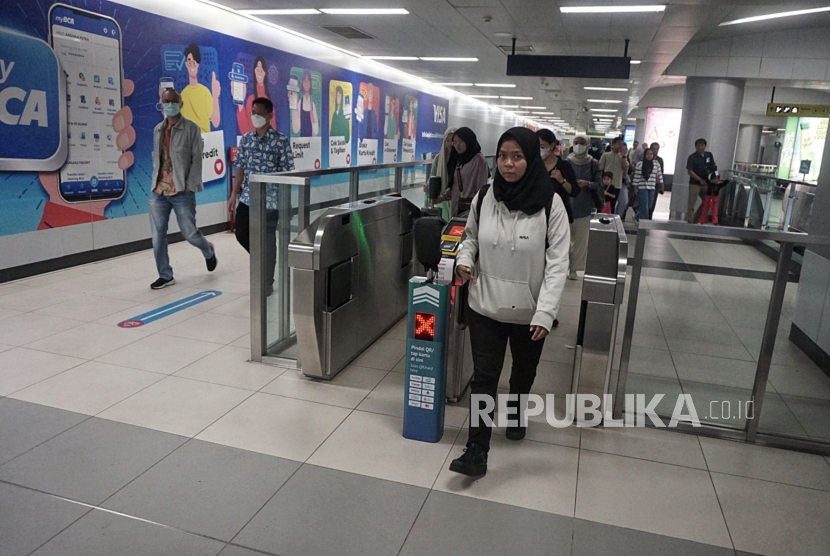 Penumpang berjalan keluar Stasiun MRT Bundaran HI, Jakarta. PT MRT Jakarta menempatkan mesin penjual tiket otomatis (vending machine) yang dilengkapi pembayaran kode QR di setiap sudut stasiun.