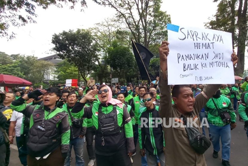 Ribuan pengendara ojek online (ojol) dan pengemudi taksi online melakukan aksi demonstrasi di Jalan Diponegoro, Kota Bandung, Selasa (25/6/2024) tepatnya di depan Gedung Sate. Mereka menolak tarif murah. 