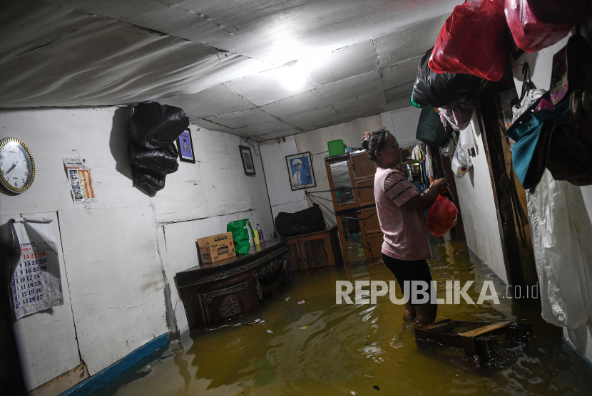 Warga menata barangnya saat banjir merendam rumahnya di kawasan Jalan Kemang Utara IX, Mampang, Jakarta Selatan, Ahad (7/11/2021). BPBD DKI menyebut, banjir di Jaksel dan Jaktim surut kurang dari enam jam.
