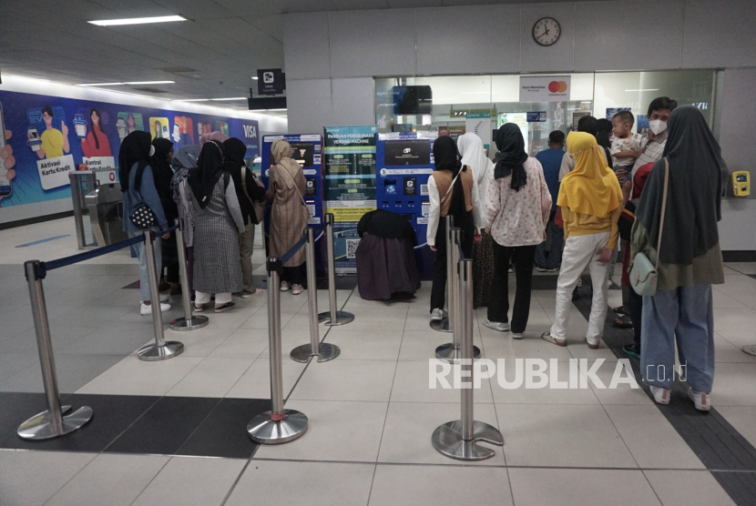 Penumpang antre untuk membeli tiket di Stasiun MRT Bundaran HI, Jakarta, Selasa (26/12/2023). 