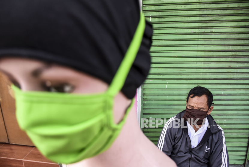Pedagang masker berbahahan kain menunggu pembeli di Jalan Gandawijaya, Kota Cimahi, Jumat (3/4). Pedagang mengatakan, penjualan masker berbahan kain yang dijual dari harga Rp 5 ribu sampai Rp 10 ribu tersebut meningkat hingga 100 persen menyusul kesulitan warga dalam mendapatkan masker kesehatan untuk mencegah penularan virus Corona (Covid-19)