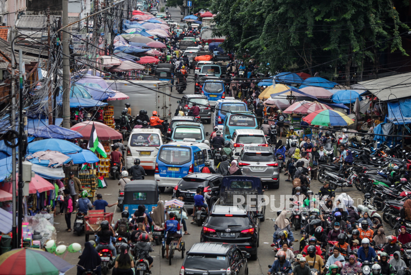 Suasana lalu lintas Pasar Kebayoran Lama yang macet di Jakarta. Dishub DKI sebut jalan di Jakarta bakal jadi tempat parkir jika kemacetan tak diatasi.