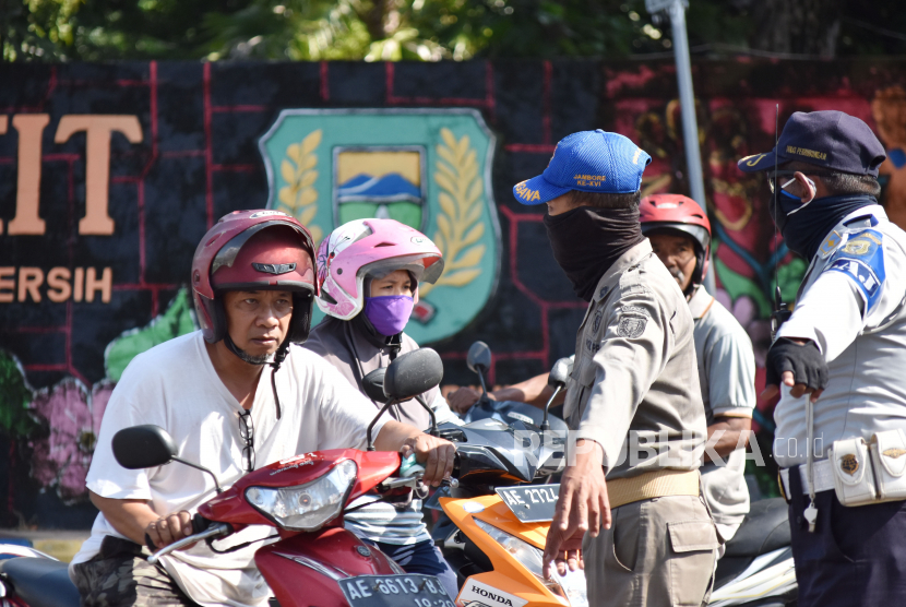 Petugas menertibkan pengendara yang tidak mengenakan masker untuk tidak memasuki kawasan Madiun. Pemerintah Kabupaten (Pemkab) Madiun, Jawa Timur, menyatakan jumlah pasien terkonfirmasi positif virus Corona atau COVID-19 yang merupakan warganya bertambah dari satu menjadi tiga orang.