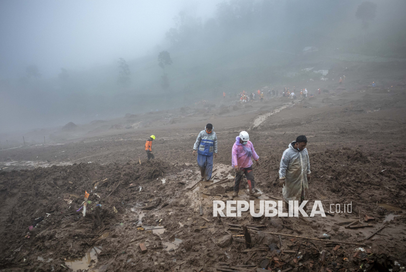 Proses Pencarian Korban Longsor Cisarua Terkendala Cuaca Buruk