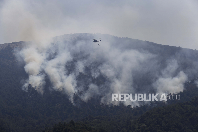 Helikopter tentara Lebanon terbang di atas kebakaran hutan
