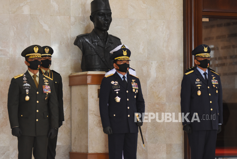 Panglima TNI Marsekal TNI Hadi Tjahjanto (tengah) 