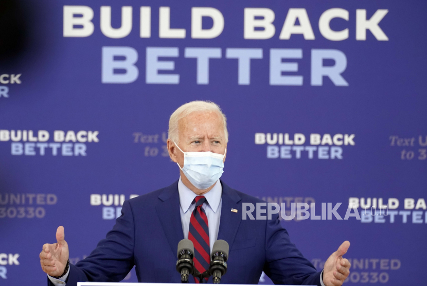  Calon presiden dari Partai Demokrat, mantan Wakil Presiden Joe Biden berbicara di Jose Marti Gym, Senin, 5 Oktober 2020, di Miami. 
