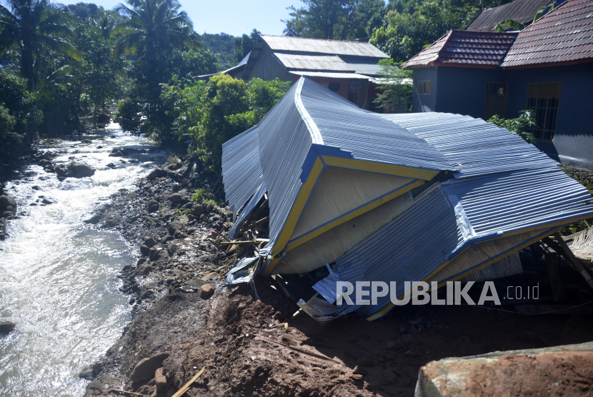 Sebuah rumah warga rusak akibat bencana tanah longsor di Desa Rumbia, Kabupaten Jeneponto, Sulawesi Selatan, Ahad (14/6/2020). Tanah longsor yang tejadi pada Jumat (12/6/2020) tersebut mengakibatkan sejumlah rumah rusak dan empat warga tertimbun material tanah longsor