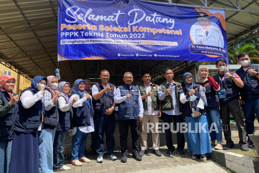 Wali Kota Bandung Yana Mulyana meninjau pelaksanaan seleksi pegawai pemerintah dengan perjanjian kerja (PPPK) tenaga teknis Pemerintah Kota (Pemkot) Bandung Formasi Tahun 2022 di Kantor Regional III BKN, Kota Bandung, Jawa Barat, Ahad (9/4/2023). 