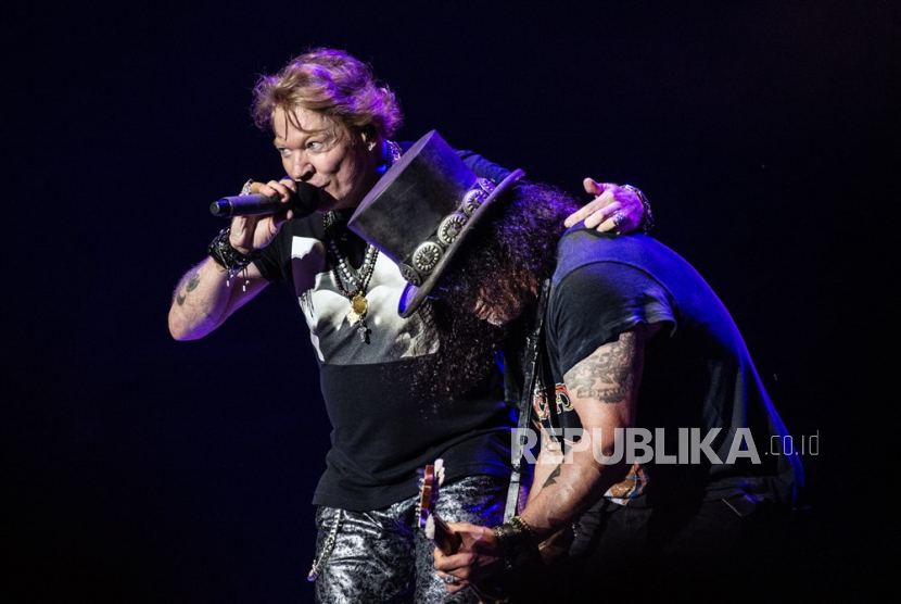 Axl Rose (kiri) dan Slash (kanan) dari grup band asal AS Guns N Roses tampil pada malam penutupan festival heavy metal Kopenhell di Kopenhagen, Denmark, (18/6/2023)WIB.  