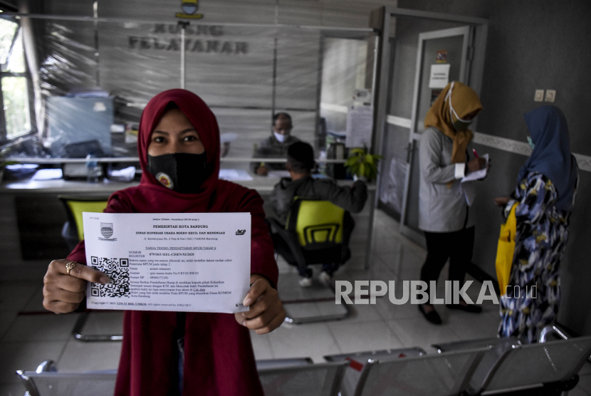Pelaku UMKM menunjukkan tanda terima pendaftaran BLT UMKM di Kantor Kelurahan Cisaranten Endah, Kota Bandung, Senin (16/11). Dinas Koperasi dan Usaha Kecil Menengah (KUKM) Kota Bandung menyatakan, masih ada sekitar 94 ribu pelaku UMKM yang belum mendapatkan bantuan tahap pertama.