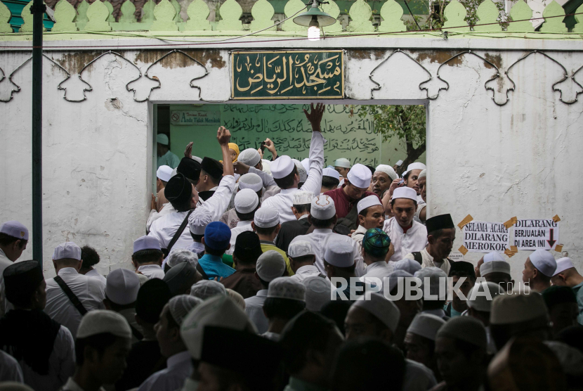 Jamaah memasuki makam untuk berziarah di Habib Ali Alwi bin Muhammad Al Habsyi di Pasar Kliwon, Solo, Jawa Tengah. Habib Ali Alwi adalah putra dari Al Habib Ali bin Muhammad Al-Habsyi.