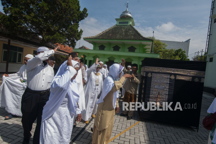 Jamaah calon haji melakukan manasik haji di Kantor Kementerian Agama Kabupaten Boyolali, Jawa Tengah.