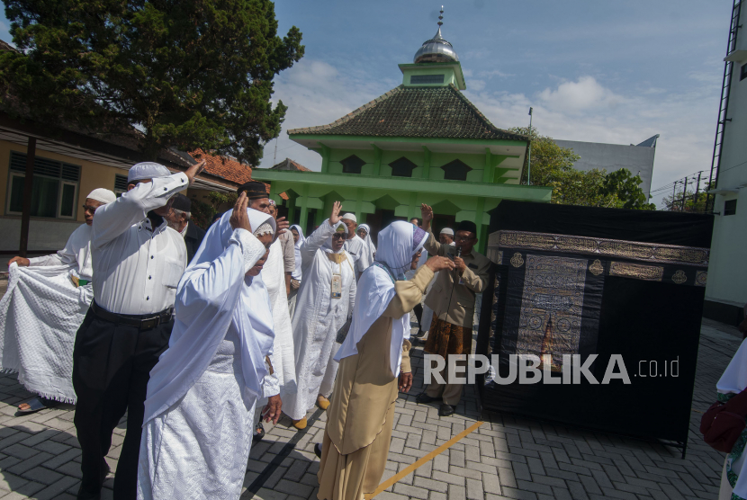 Ilustrasi calon jamaah haji melaksanakan manasik haji.