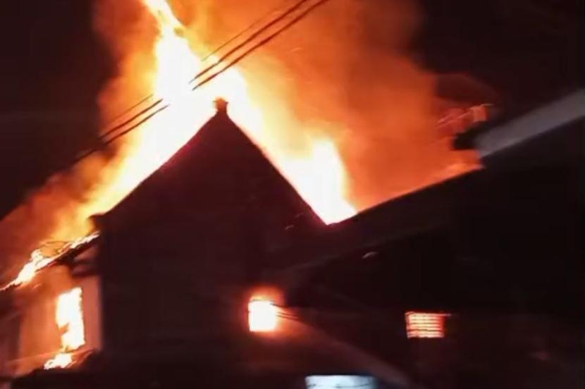 Ruko Kafe tiga lantai di Tamansari Jakbar ludes dilahap kebakaran.