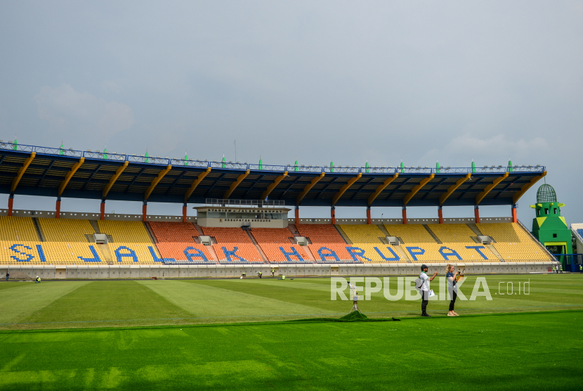 Delegasi FIFA mengukur jalan saat meninjau Stadion Si Jalak Harupat di Kutawaringin, Kabupaten Bandung, Jawa Barat, Jumat (24/3/2023). 