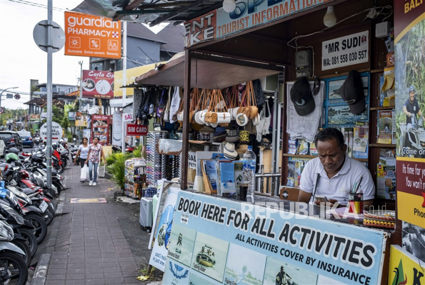 Operator tur menunggu pelanggan di Seminyak, Bali, Selasa (31/1/2023). Menteri Koordinator Bidang Perekonomian Airlangga Hartarto menyatakan, optimistis dan tetap waspada menjadi sikap pemerintah menghadapi perekonomian ke depan. 