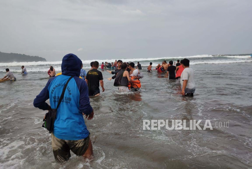 Petugas mengevakuasi wisatawan setelah perahu yang ditumpanginya diterjang ombak di kawasan Pantai Pangandaran, Kabupaten Pangandaran, Jawa Barat, Jumat (28/4/2023). 