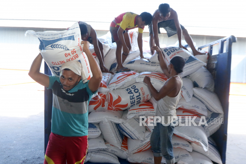 Pekerja menurunkan beras impor dari truk di gudang Bulog Ketapang II Banyuwangi, Jawa Timur, Selasa (27/6/2023).