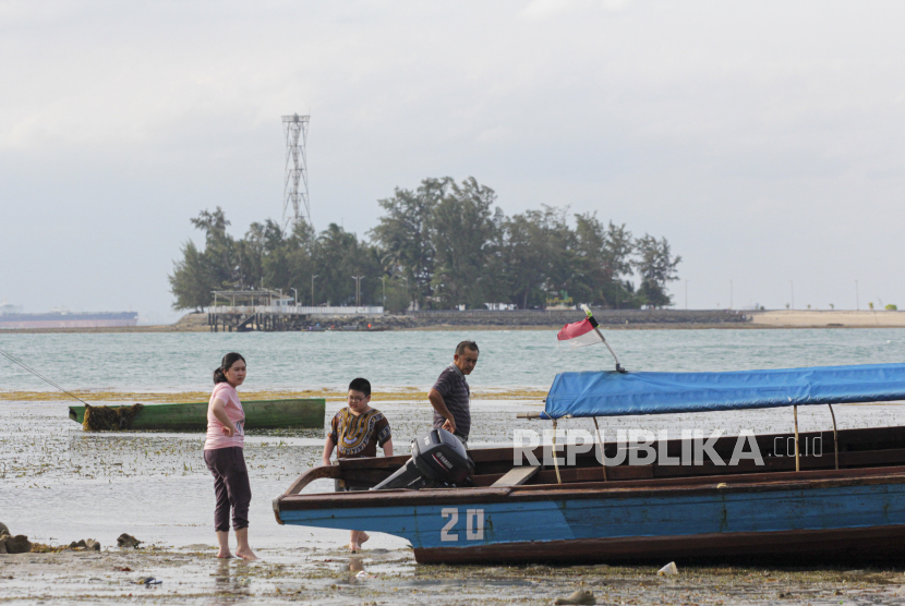 Sejumlah pengunjung berada di kawasan pantai Nongsa yang berhadapan dengan kawasan wisata Pulau Putri, Batam, Kepulauan Riau, Rabu (2/2/2022). Kebijakan VTL dari Singapura kabar gembira bagi sektor pariwisata Kepri. Ilustrasi.