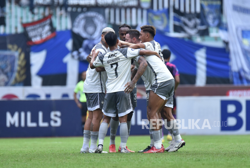 Tim Persib Bandung merayakan gol pada laga antara RANS Nusantara melawan Persib Bandung di Stadion Pakansari, Bogor, Ahad (19/2/2023).  