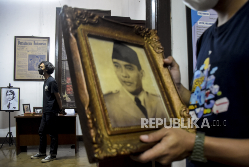 Warga melihat foto arsip Bung Karno yang dipajang pada pameran buku Bung Karno di Gedung Indonesia Menggugat, Jalan Perintis Kemerdekaan, Kota Bandung, Rabu (8/6/2022). 