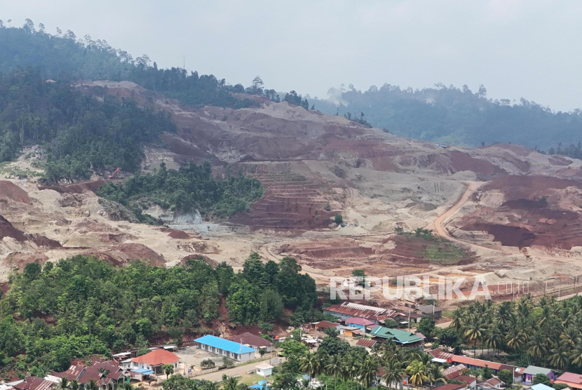 Foto udara kawasan tambang ore nikel di Desa Lalampu, Kabupaten Morowali, Sulawesi Tengah, Ahad (7/1/2024). Hasil tambang di desa tersebut selanjutnya diolah pada sejumlah smelter pada kawasan industri nikel yang ada di Morowali. 