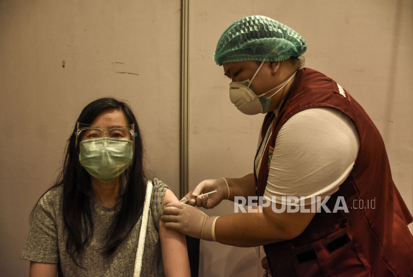 Vaksinator menyuntikkan vaksin Covid-19 kepada pekerja pusat belanja di Hotel Aryaduta, Kota Bandung, Rabu (31/3). 