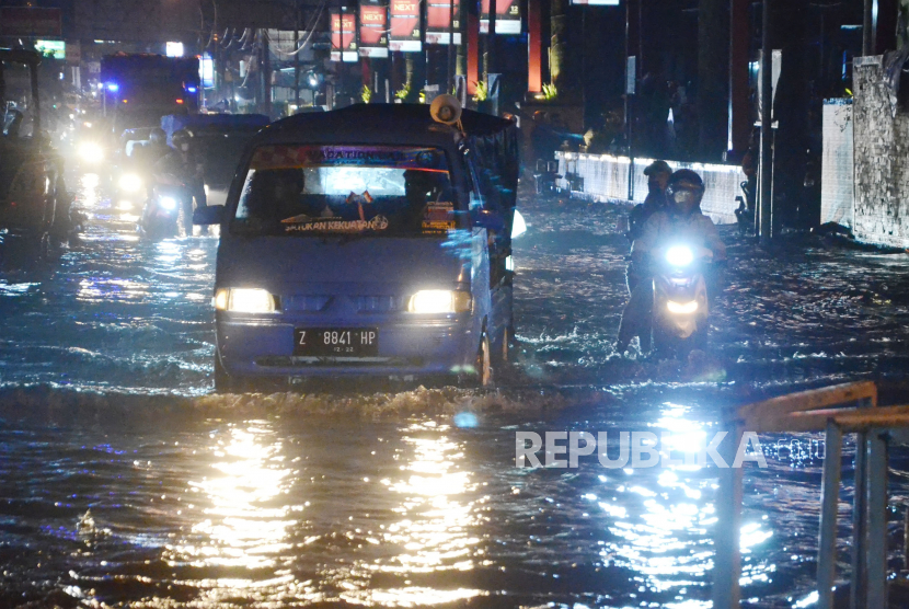 Jalan di kawasan Pasar Panorama Lembang terendam air akibat hujan deras yang mengguyur Lembang, Kabupaten Bandung Barat, Ahad (17/10) malam. Banjir disebabkan oleh meluapnya air dari drainase yang tidak mampu menampung limpahan air hujan.