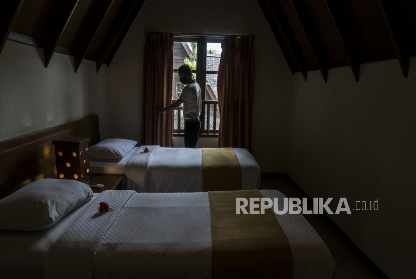 Pekerja membersihkan kamar di salah satu hotel. Asosiasi Perusahaan Perjalanan Wisata Jawa Tengah menyarankan pemerintah untuk memberikan subsidi biaya karantina bagi wisatawan dan para pegiat sektor pariwisata.