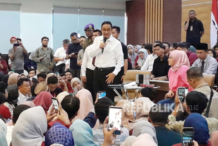 Capres nomor urut 1 Anies Rasyid Baswedan saat menghadiri dialog dialog di Universitas Bina Bangsa, Kota Serang, Banten, Kamis (21/12/2023).