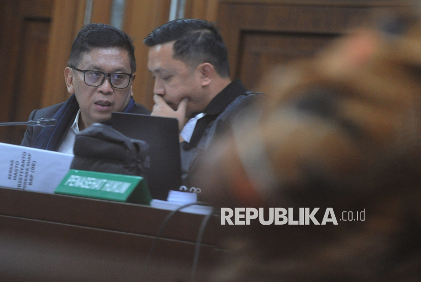 Terdakwa kasus dugaan perintangan penyidikan kasus korupsi Harun Masiku dan pemberian suap Hasto Kristiyanto menyimak keterangan saksi di sidang. (ilustrasi)