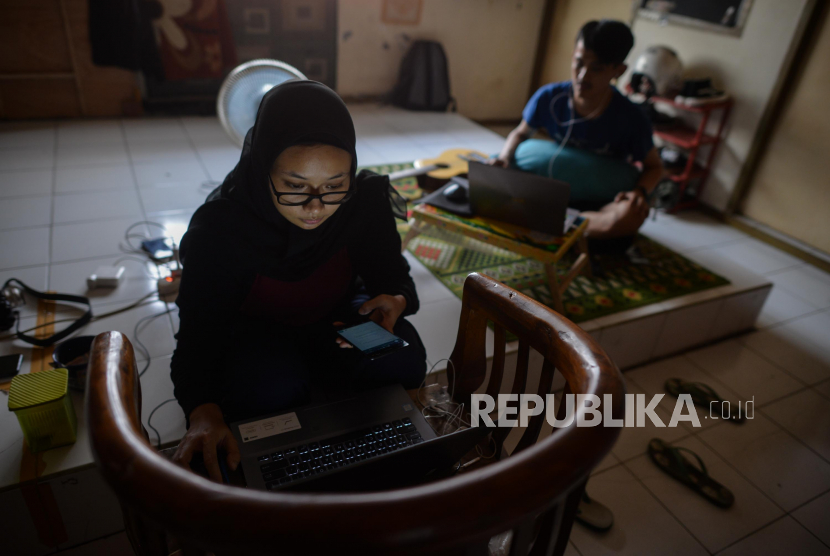 Sejumlah karyawan melakukan imbauan kerja di dalam rumah di salah satu kos-kosan Jalan Pejaten, Jakarta, Rabu (18/3). 