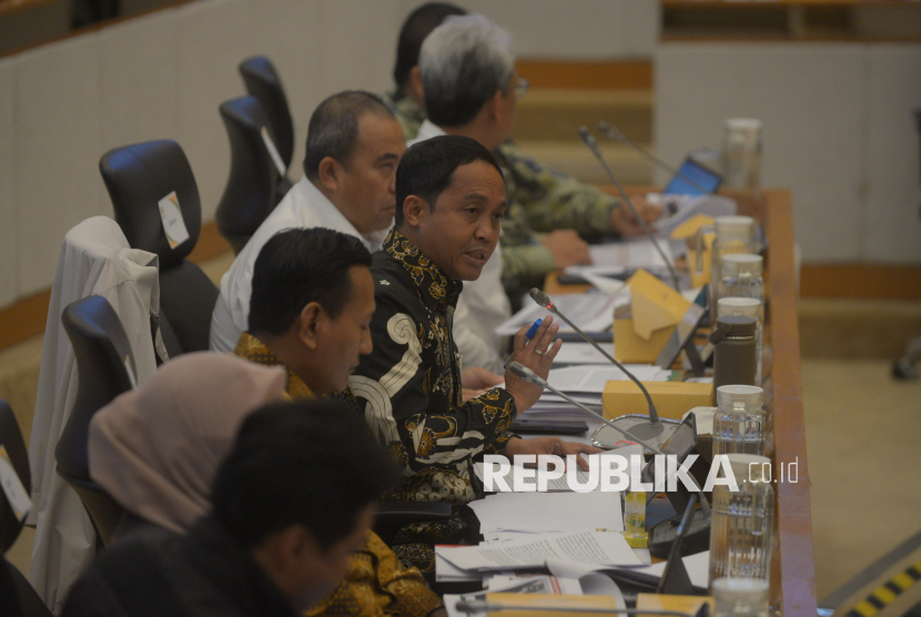 Menteri Kehutanan Raja Juli Antoni mengikuti rapat kerja bersama Komisi IV DPR di Kompleks Parlemen, Senayan, Jakarta, Kamis (4/12/2025). Rapat kerja tersebut membahas mengenai bencana banjir dan longsor yang melanda beberapa daerah di Sumatera.